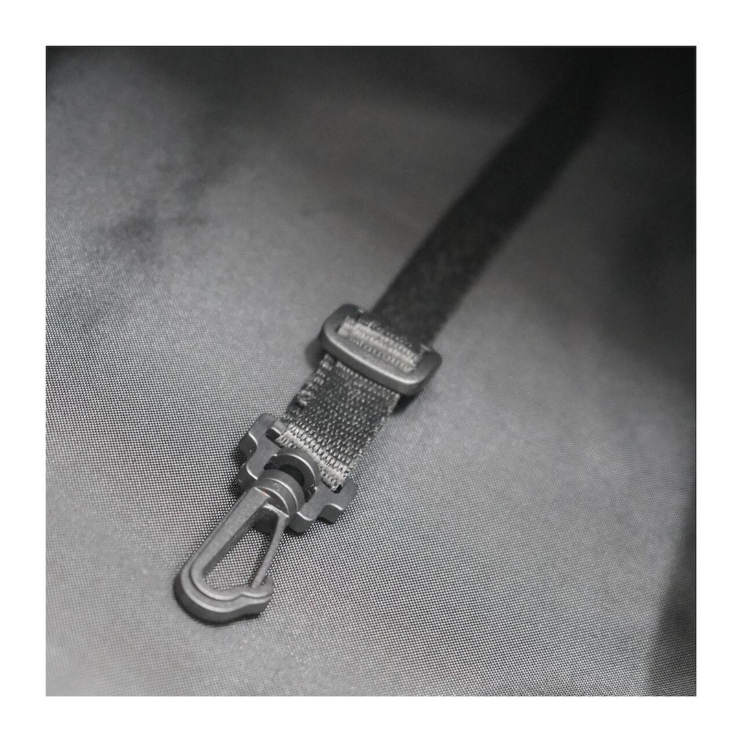 SLEEVE SHOULDER BAG 斜背式口蓋包(黑色)